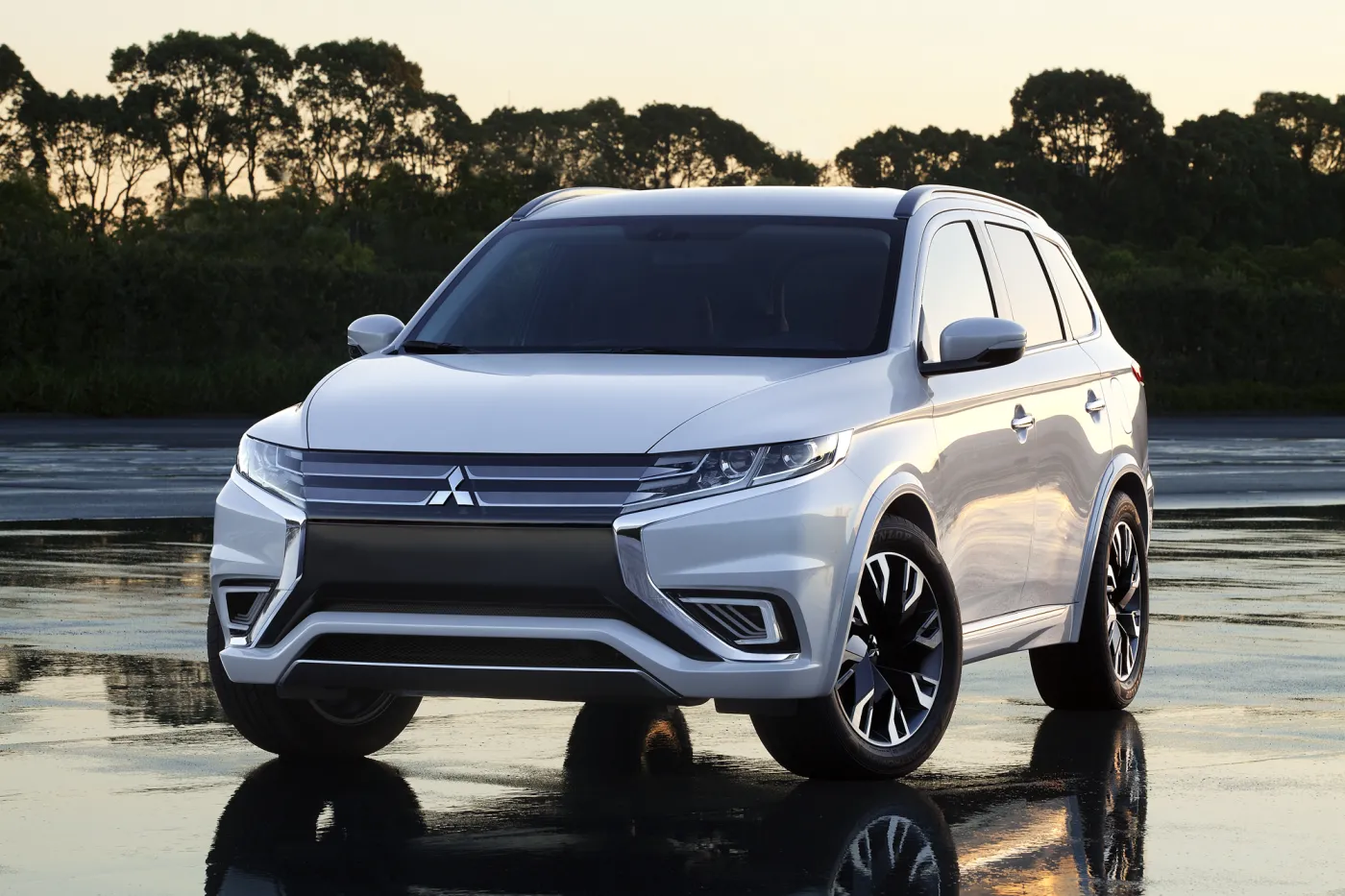 6839905-mitsubishi-outlander-phev-concept-s.jpg