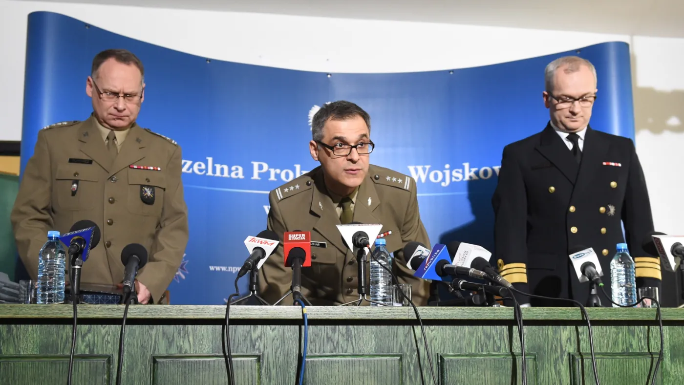  Szef Wojskowej Prokuratury Okręgowej w Warszawie płk Ireneusz Szeląg (C), jego zastępca płk Ryszard Filipowicz (L) i p.o. rzecznika prasowego Naczelnego Prokuratora Wojskowego ppłk Janusz Wójcik
