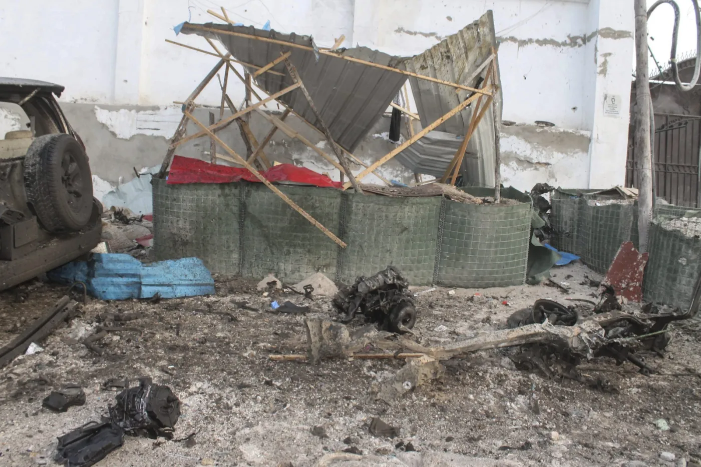 7593563-miejsce-zamachu-na-hotel-w-mogadiszu.jpg