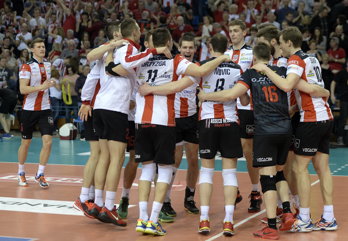 Zawodnicy miejscowej Asseco Resovii po pokonaniu Lotosu Trefla Gdańsk 3:0 w pierwszym finałowym meczu w ekstraklasie siatkarzy w Rzeszowie