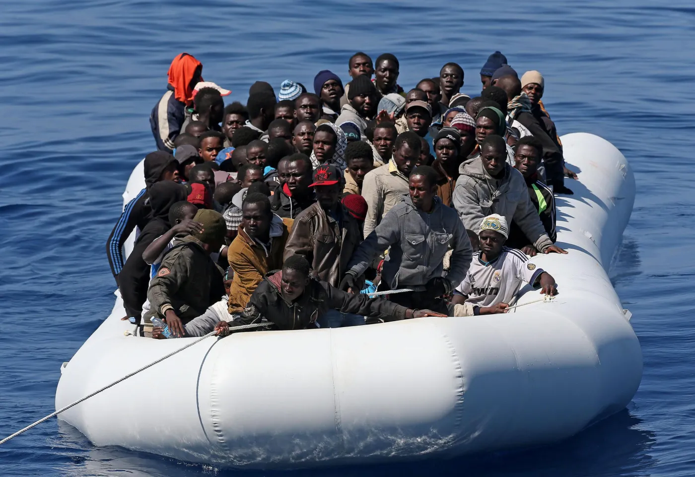 7688404-imigranci-plyna-z-afryki-do-europy.jpg