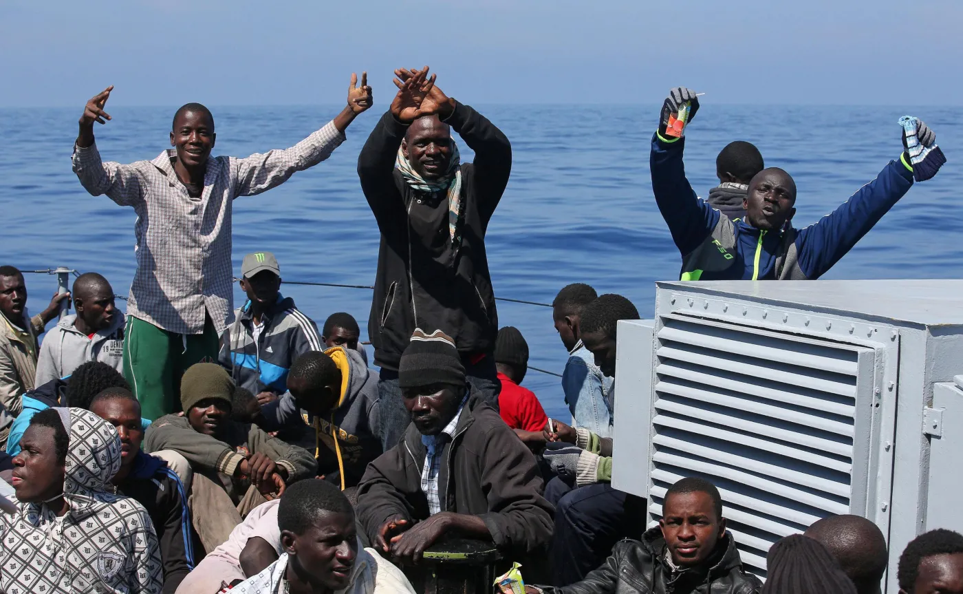7688433-imigranci-plyna-z-afryki-do-europy.jpg