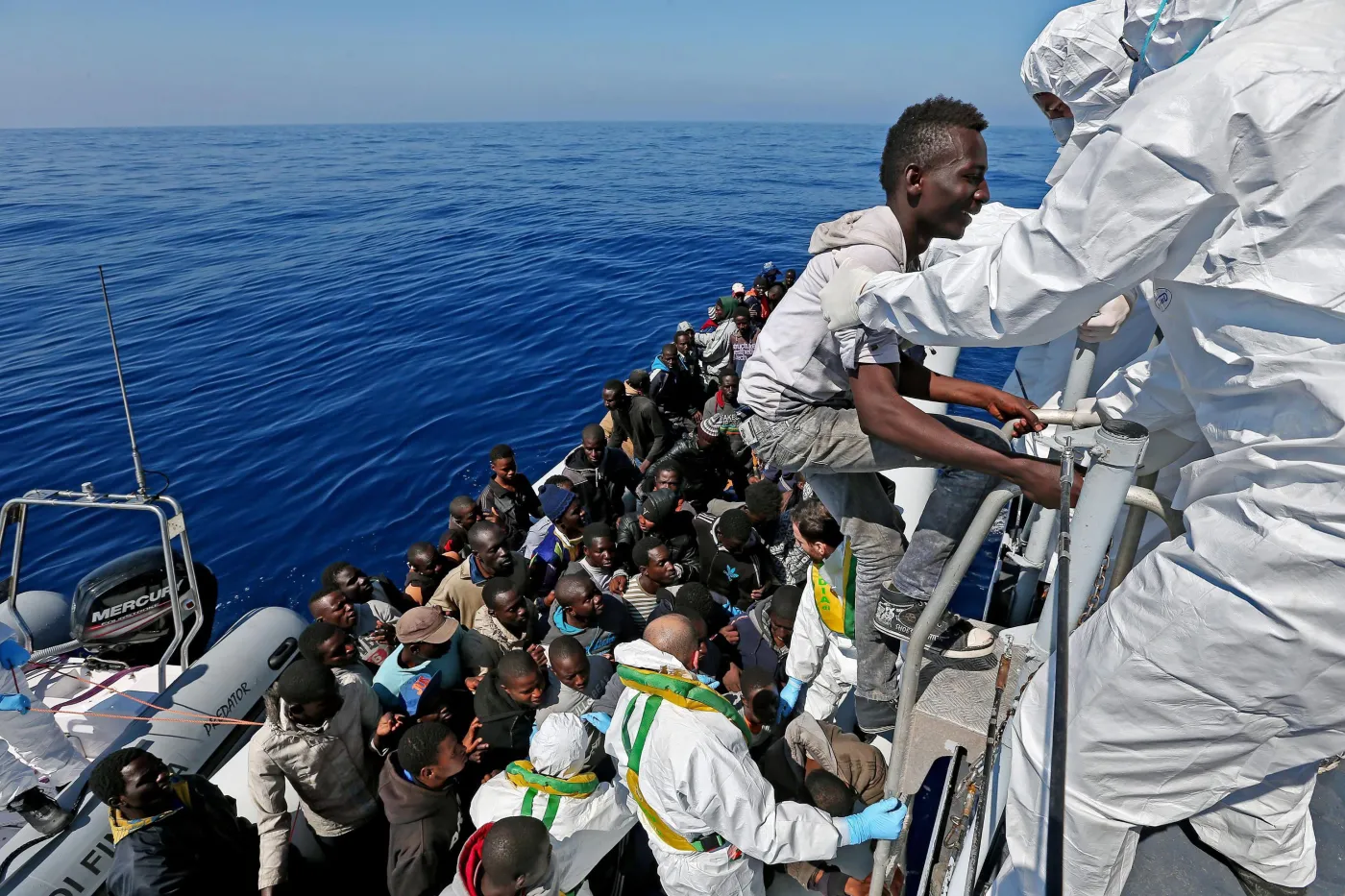 7688549-imigranci-plyna-z-afryki-do-europy.jpg