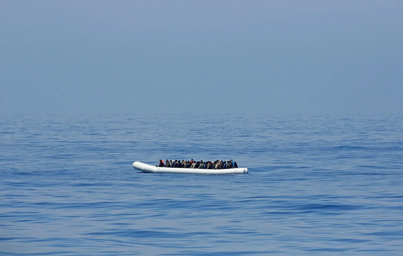 Imigranci płyną do Europy na takich pontonach i tratwach. ZDJĘCIA