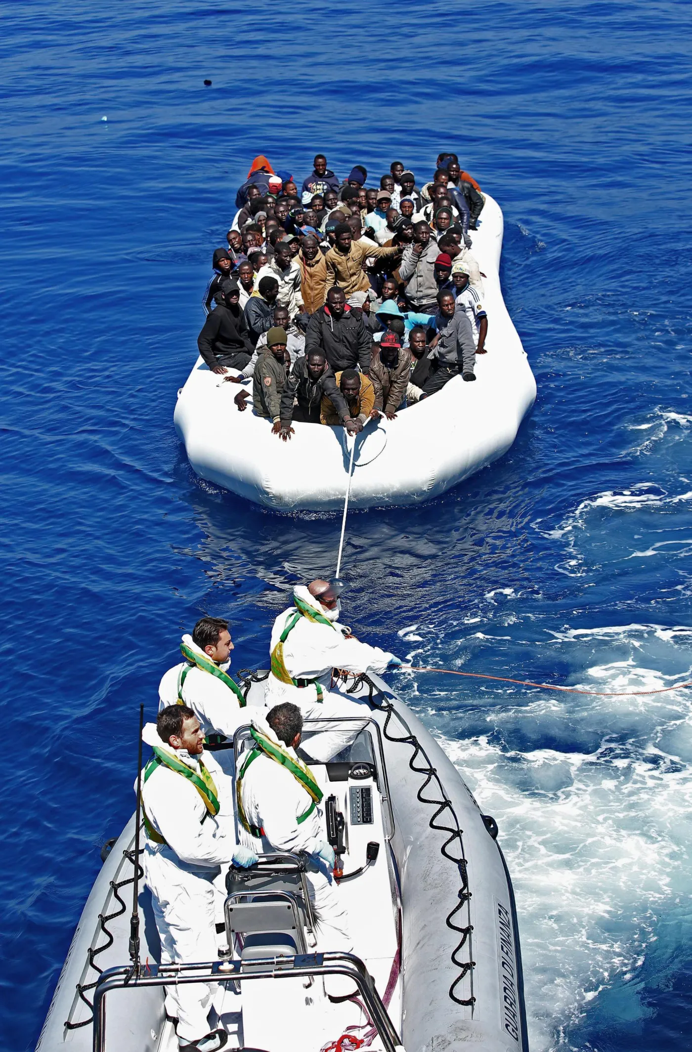 7688636-imigranci-plyna-z-afryki-do-europy.jpg