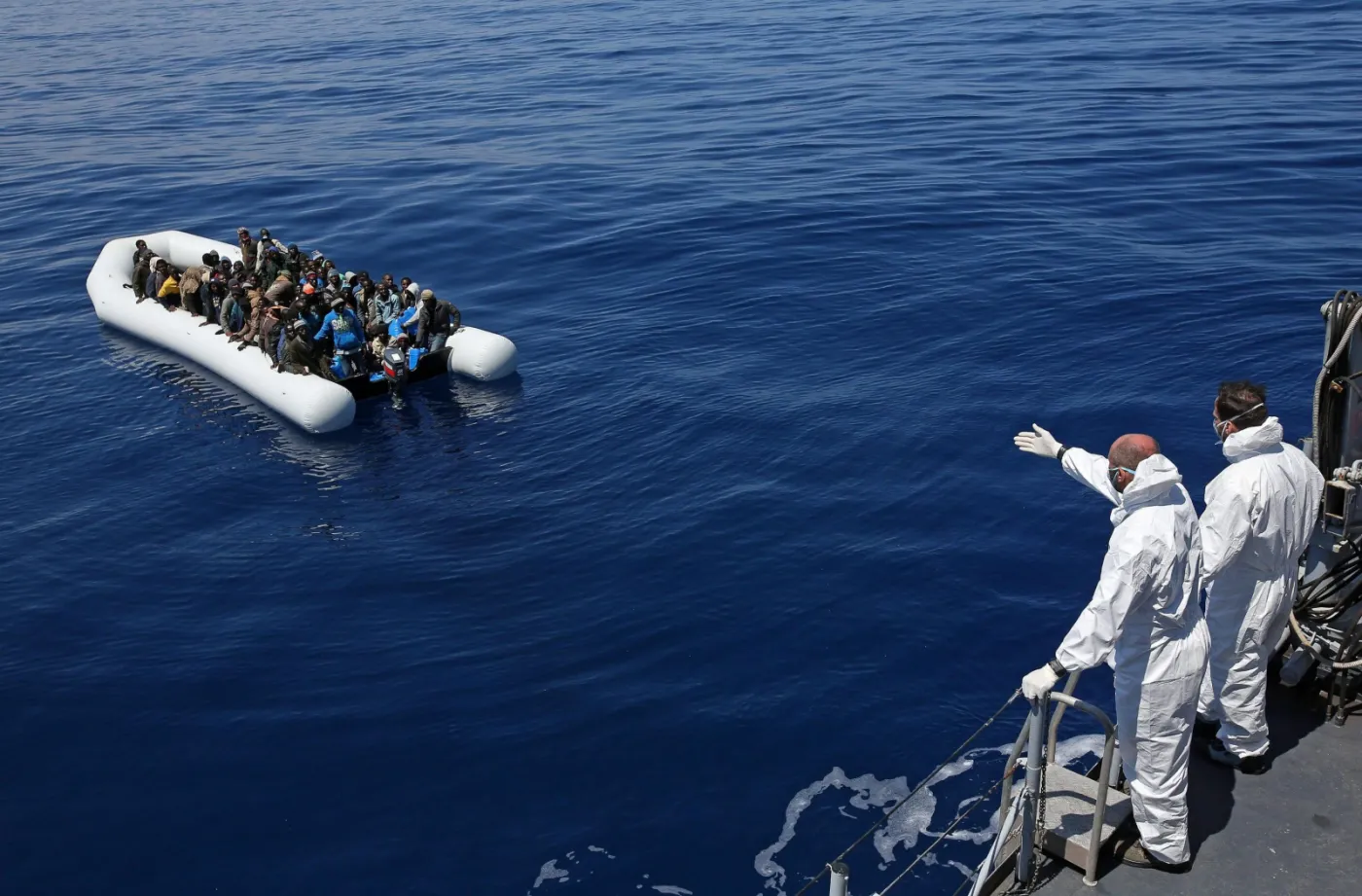 7688694-imigranci-plyna-z-afryki-do-europy.jpg