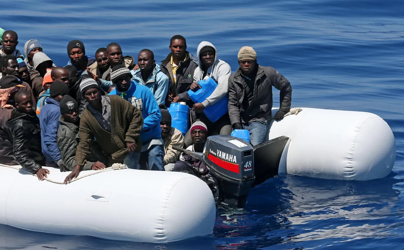7688230-imigranci-plyna-z-afryki-do-europy.jpg