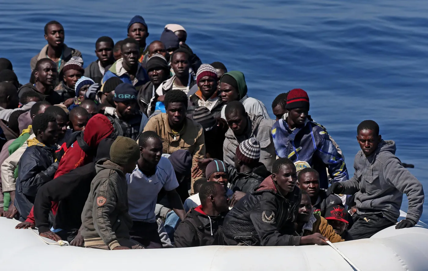 7688317-imigranci-plyna-z-afryki-do-europy.jpg