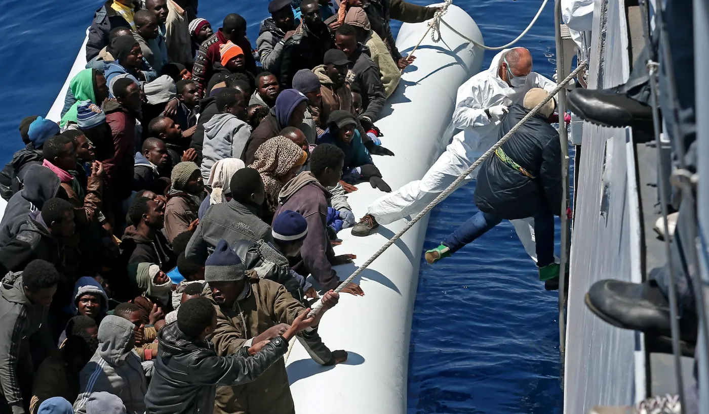 7688375-imigranci-plyna-z-afryki-do-europy.jpg