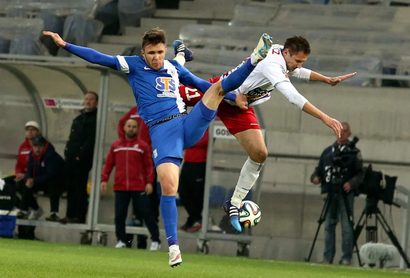 Zawodnik Podbeskidzia Bielsko-Biała Tomasz Górkiewicz (P) walczy o piłkę z Dariuszem Formella (L) z Lecha Poznań podczas meczu polskiej Ekstraklasy
