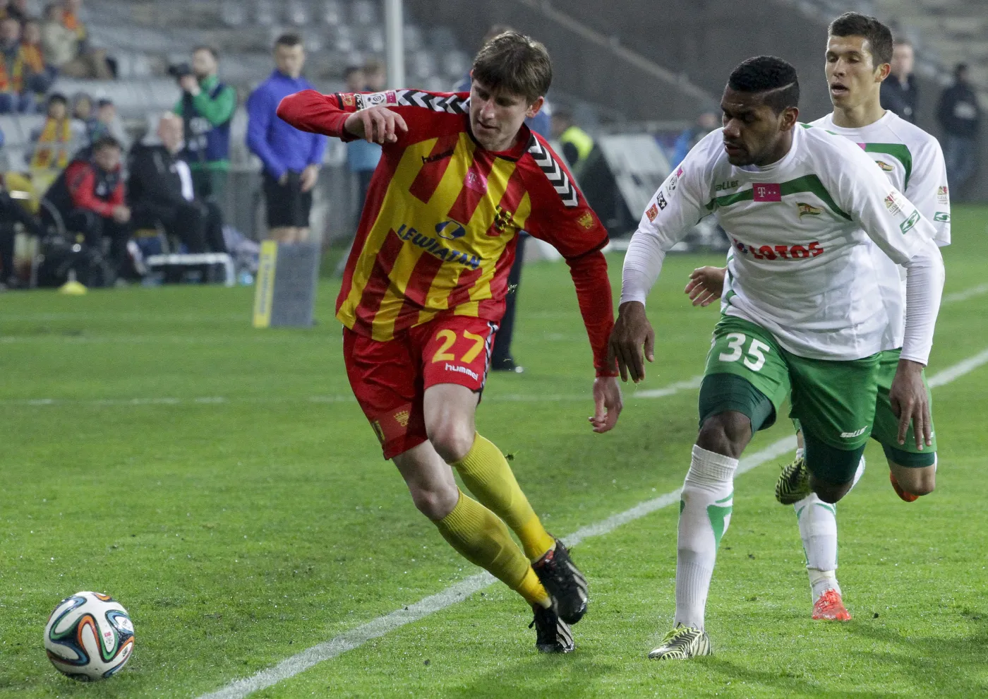 Zawodnik Korony Kielce Jacek Kiełb (L) walczy o piłkę z Gersonem Guimaraesem Ferreirą (P) z Lechii Gdańsk podczas meczu polskiej Ekstraklasy
