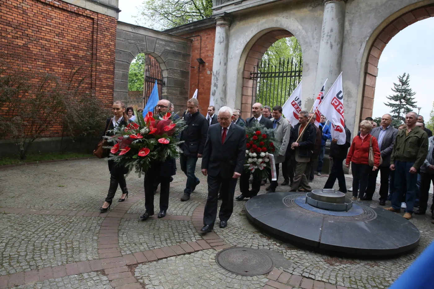 7716055-lider-sld-leszek-miller-przed-brama.jpg