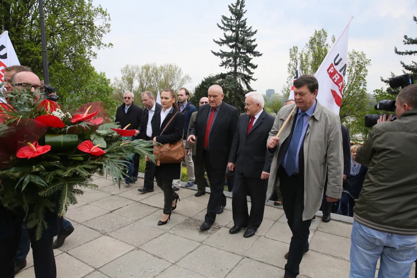 7716295-jan-guz-i-leszek-miller-przed-brama.jpg