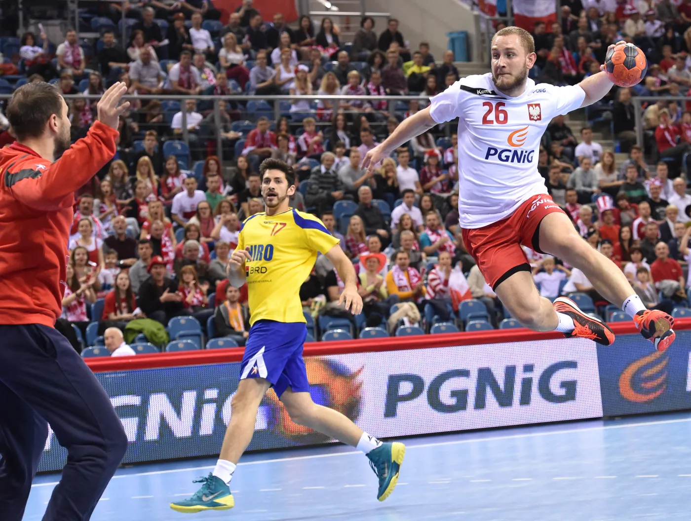 Zawodnik reprezentacji Polski Michał Daszek (P) rzuca na bramkę reprezentacji Rumunii podczas meczu towarzyskiego turnieju w piłce ręcznej mężczyzn, rozgrywanego w Tauron Arenie KrakówZawodnik reprezentacji Polski Michał Daszek (P) rzuca na bramkę reprezentacji Rumunii podczas meczu towarzyskiego turnieju w piłce ręcznej mężczyzn, rozgrywanego w Tauron Arenie Kraków