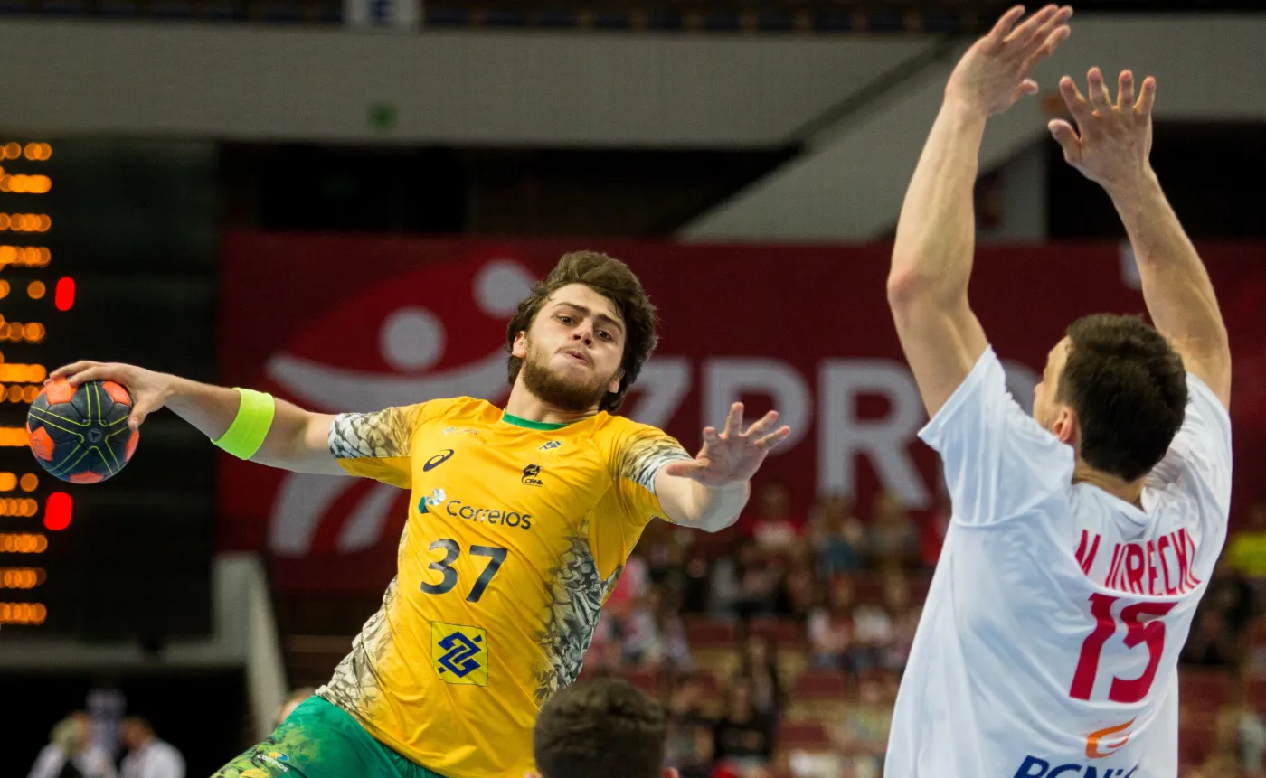 Zawodnik reprezentacji Polski Michał Jurecki (P) broni dostępu do bramki przez Brazylijczykiem Hanielem Langaro (L) podczas meczu towarzyskiego turnieju w piłce ręcznej mężczyzn, rozgrywanego w katowickim Spodku