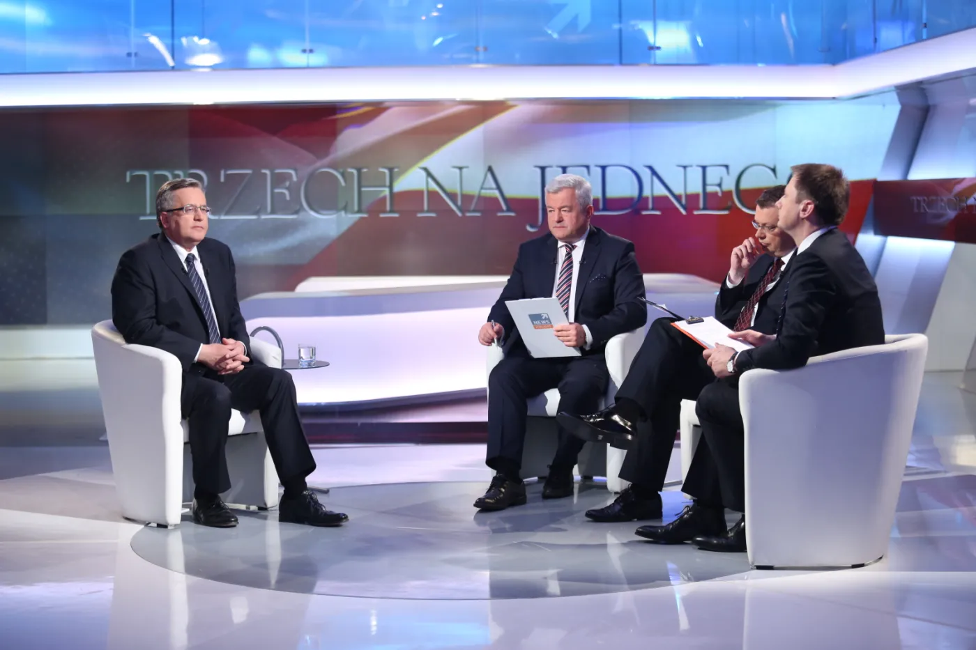 Ubiegający się o reelekcję prezydent RP Bronisław Komorowski oraz dziennikarze: Polsatu - Jarosław Gugała, "Rzeczpospolitej" - Marcin Piasecki i Programu I Polskiego Radia - Przemysław Szubartowicz, podczas programu "Trzech na Jednego"