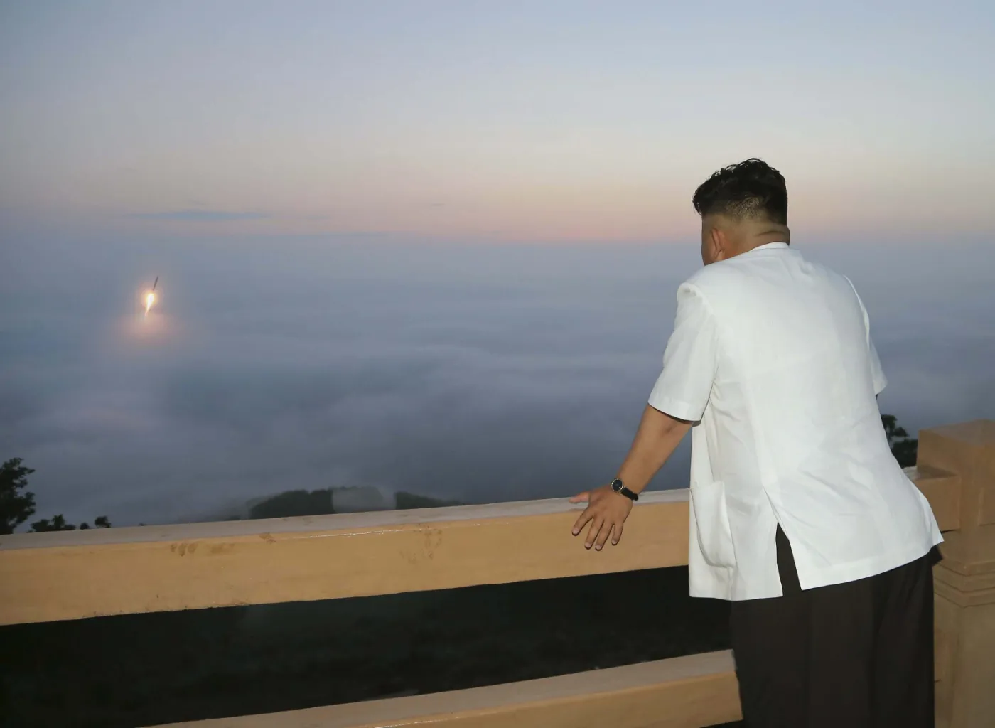 Kim Dzong Un obserwuje testy pocisku balistycznego