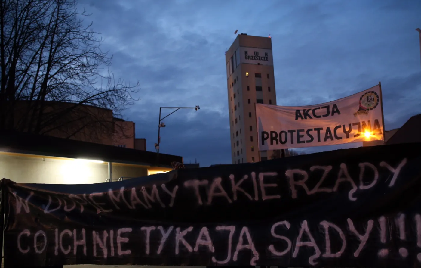 7303376-protestujacy-gornicy-zorganizowali.jpg