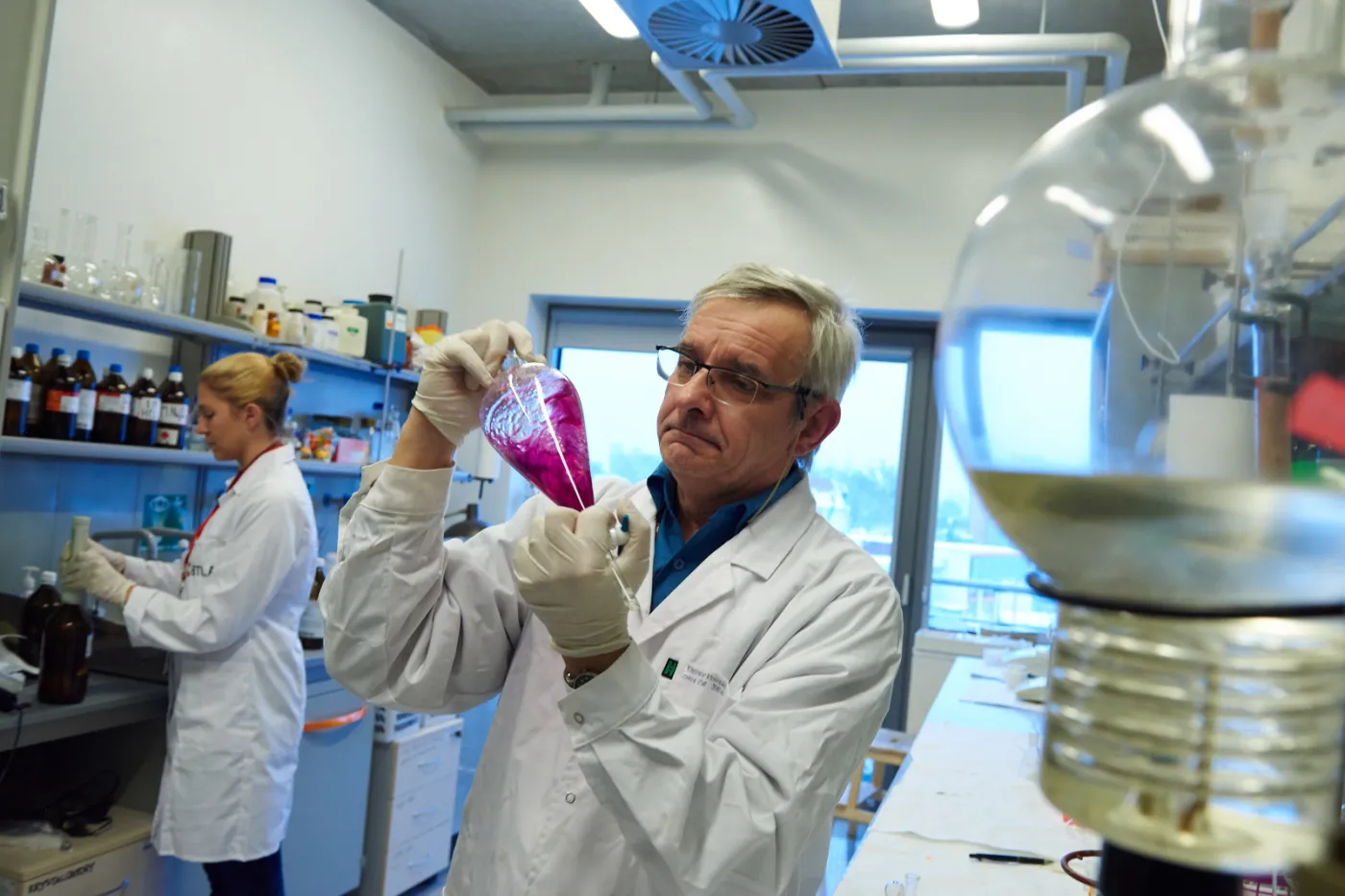 Prof. Franciszek Kasprzykowski i dr Maria Smużyńska z zespołu polskich naukowców z Katedry Chemii Biomedycznej Uniwersytetu Gdańskiego