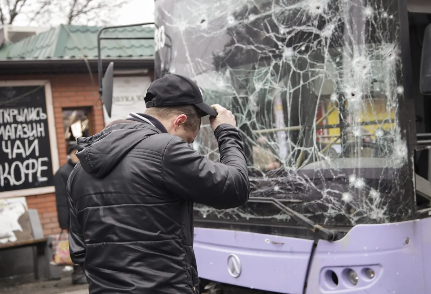7331878-ostrzelany-trolejbus-na-przystanku.jpg