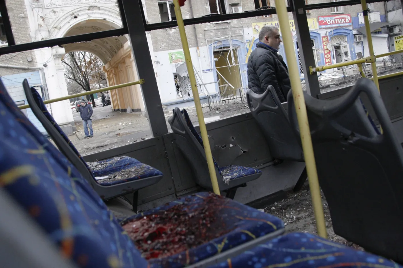 7331960-ostrzelany-trolejbus-na-przystanku.jpg