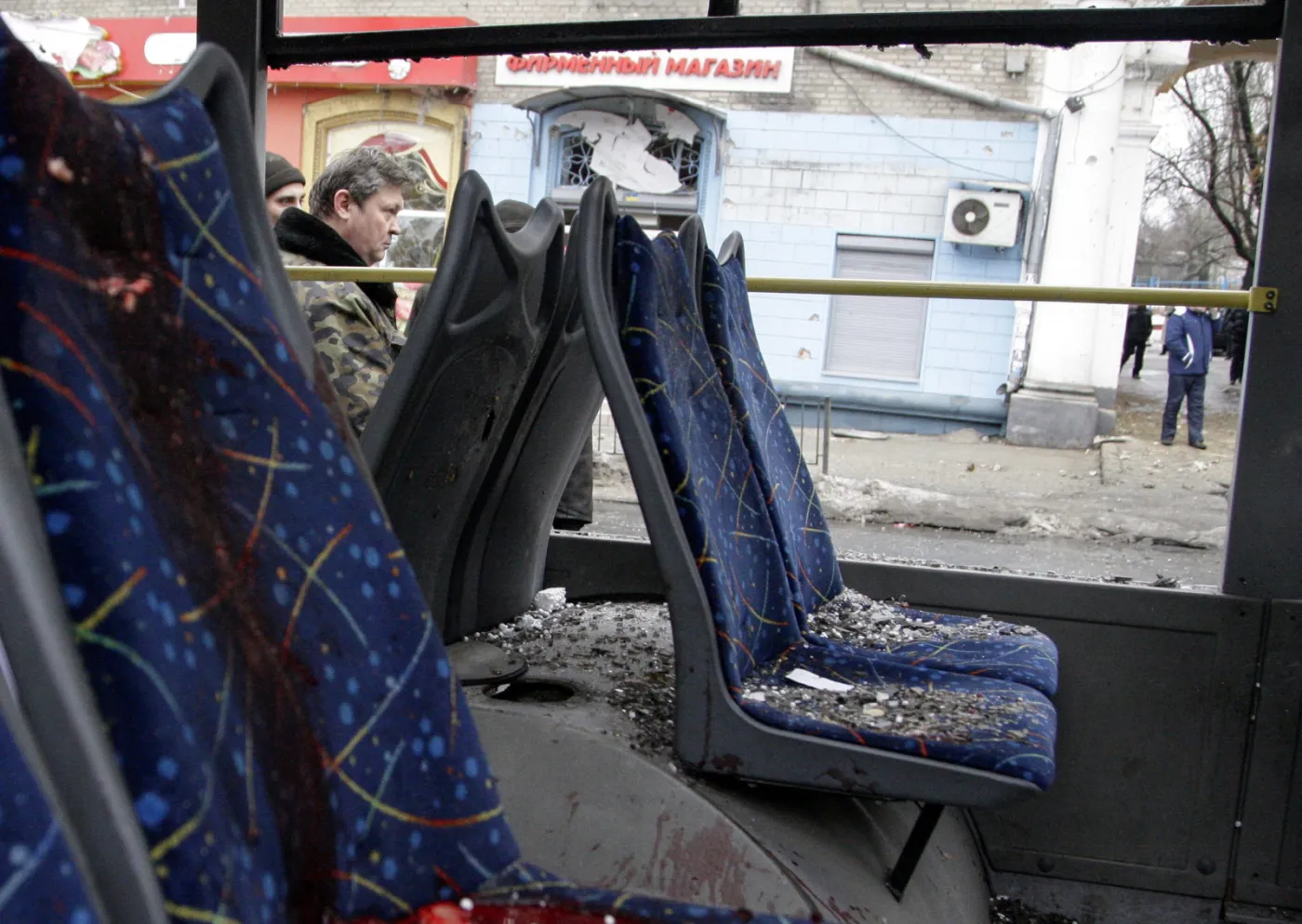 7332018-ostrzelany-trolejbus-na-przystanku.jpg