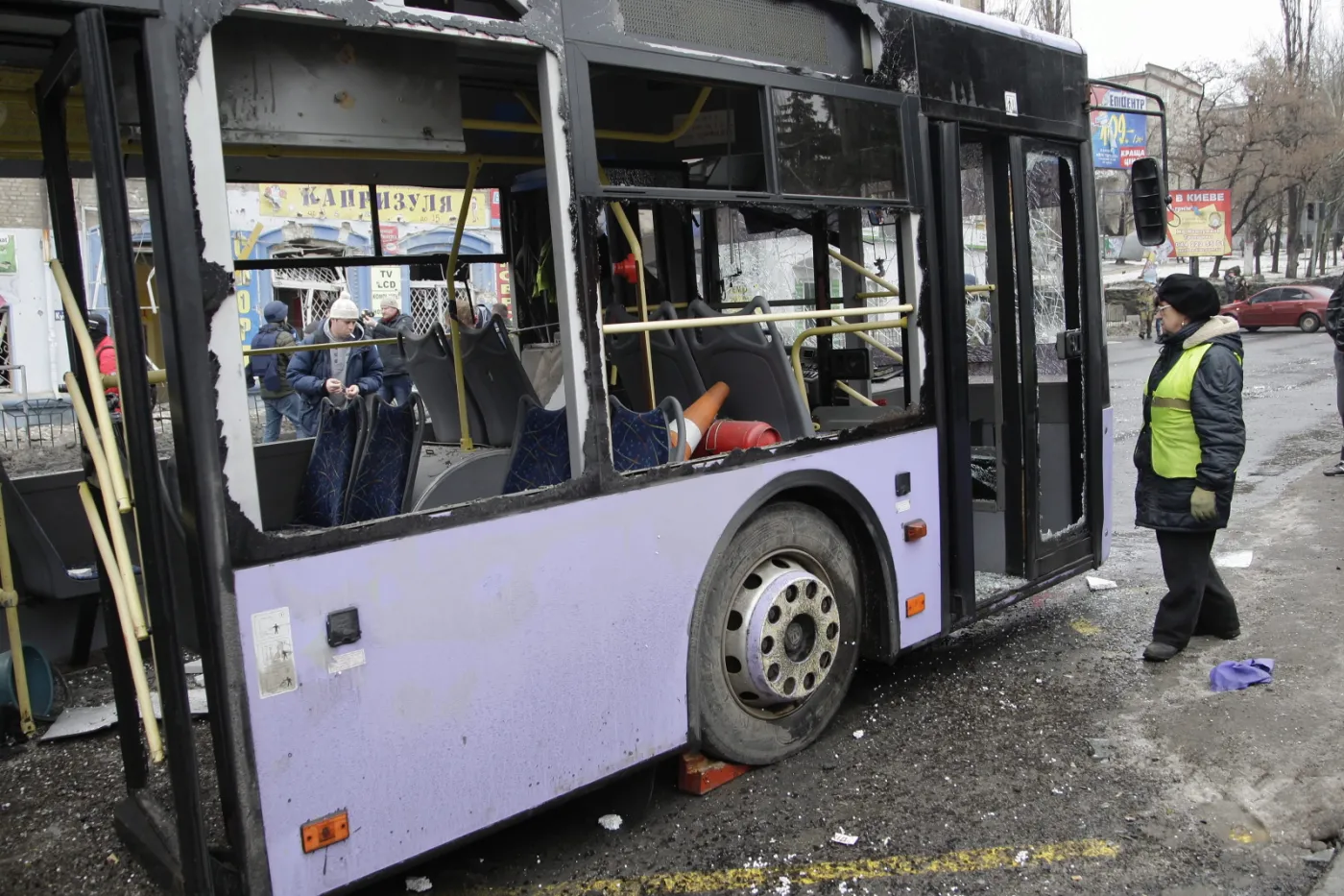 7332047-ostrzelany-trolejbus-na-przystanku.jpg