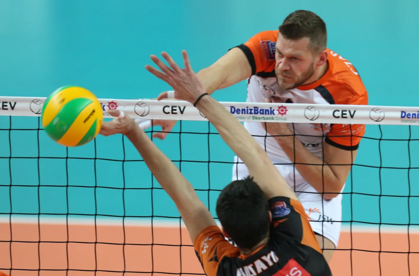 Patryk Czarnowski (P) z Jastrzębskiego Węgla atakuje po bloku Marc'a Altayo z hiszpańskiej drużyny Cai Voleibol Teruel, podczas meczu ostatniej kolejki fazy grupowej Ligi Mistrzów