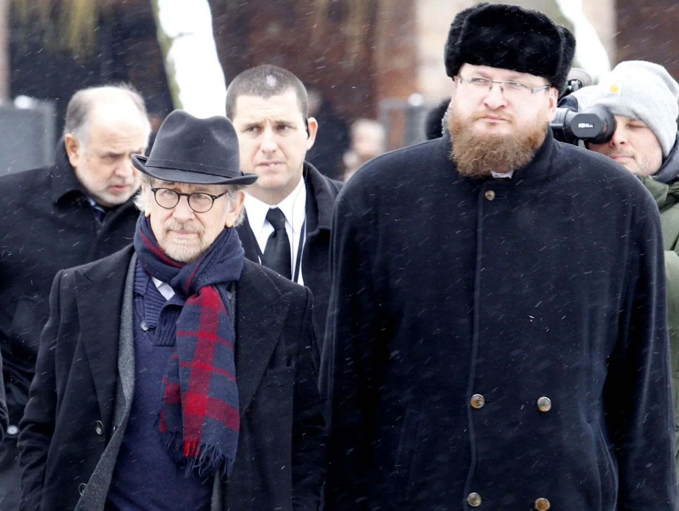 Reżyser Steven Spielberg i dyrektor Państwowego Muzeum Auschwitz-Birkenau Piotr Cywiński