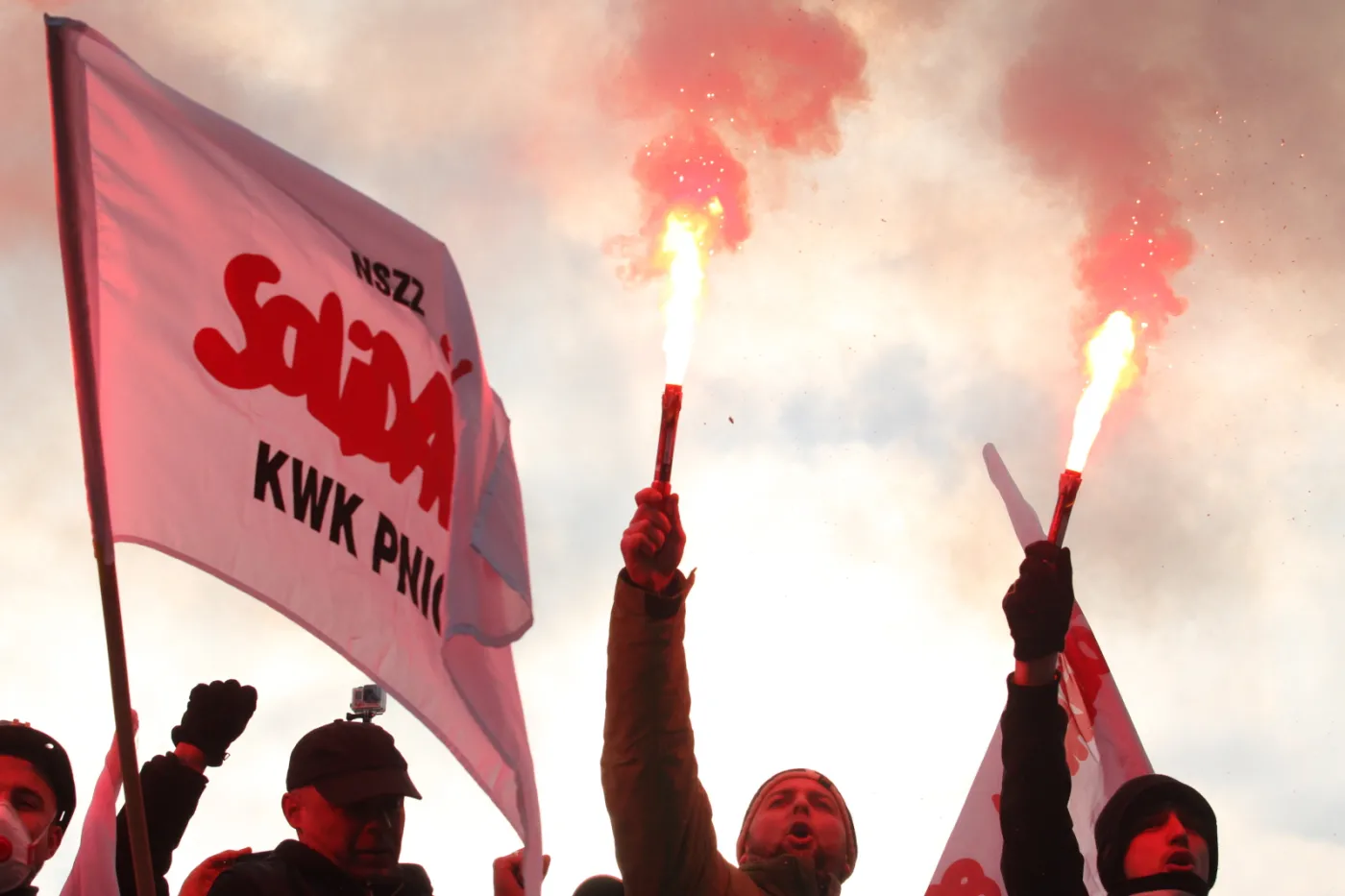 7382789-kilka-tysiecy-osob-przede-wszystkim.jpg