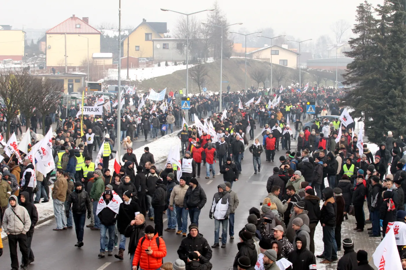 7382876-kilka-tysiecy-osob-przede-wszystkim.jpg