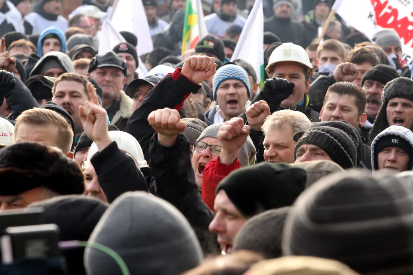 7382905-kilka-tysiecy-osob-przede-wszystkim.jpg