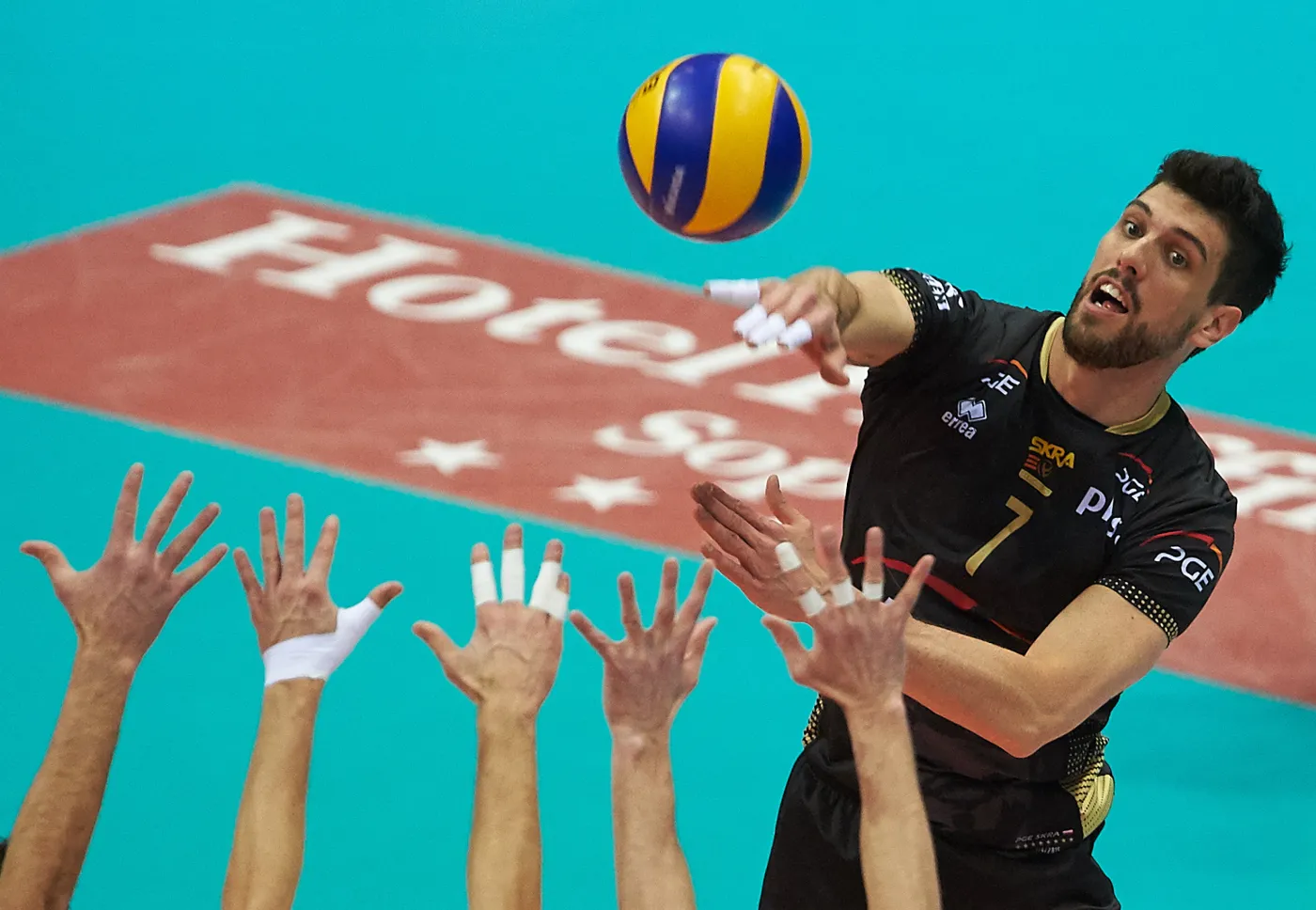 Siatkarz PGE Skra Bełchatów Facundo Conte w ataku podczas meczu Ekstraligi z Lotosem Trefl Gdańsk