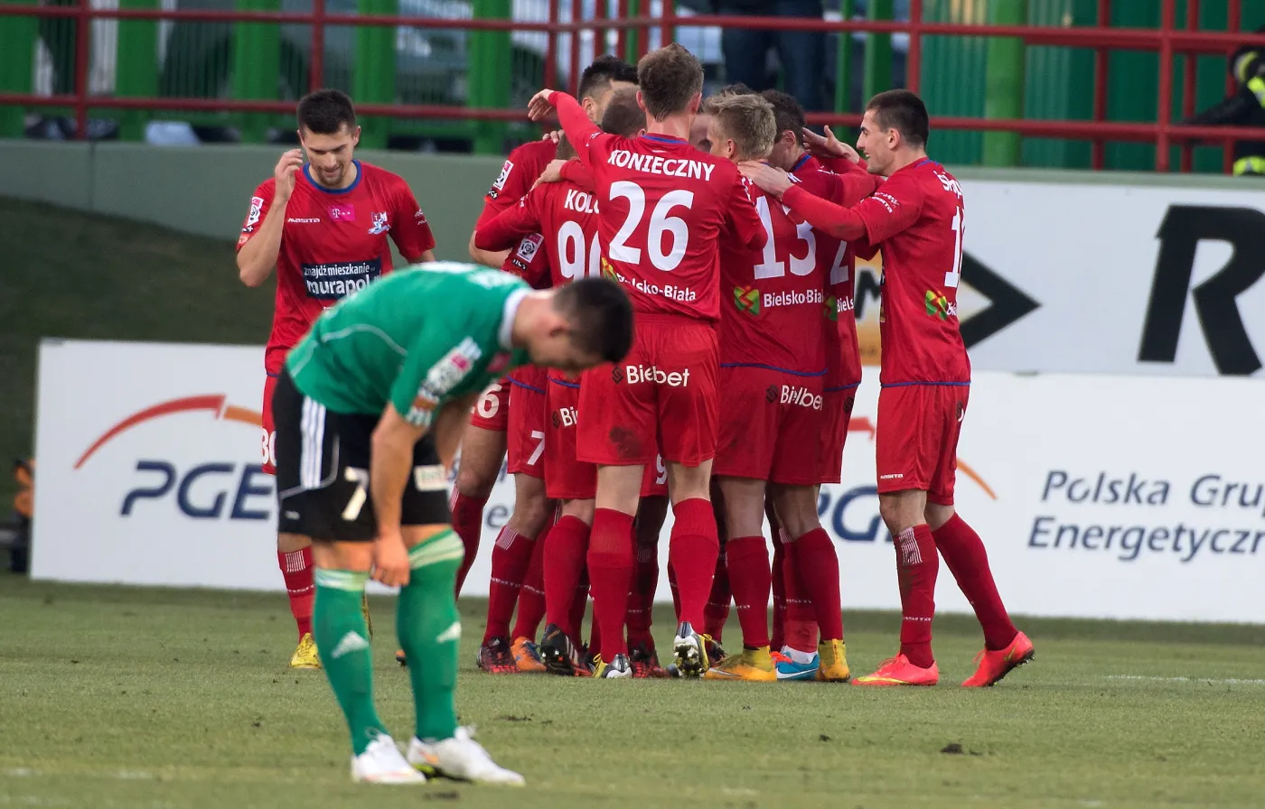 Piłkarze Podbeskidzia Bielsko-Biała cieszą się z gola podczas meczu polskiej Ekstraklasy z PGE GKS Bełchatów