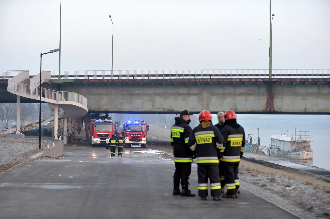 Most Łazienkowski ugaszony dopiero nad ranem