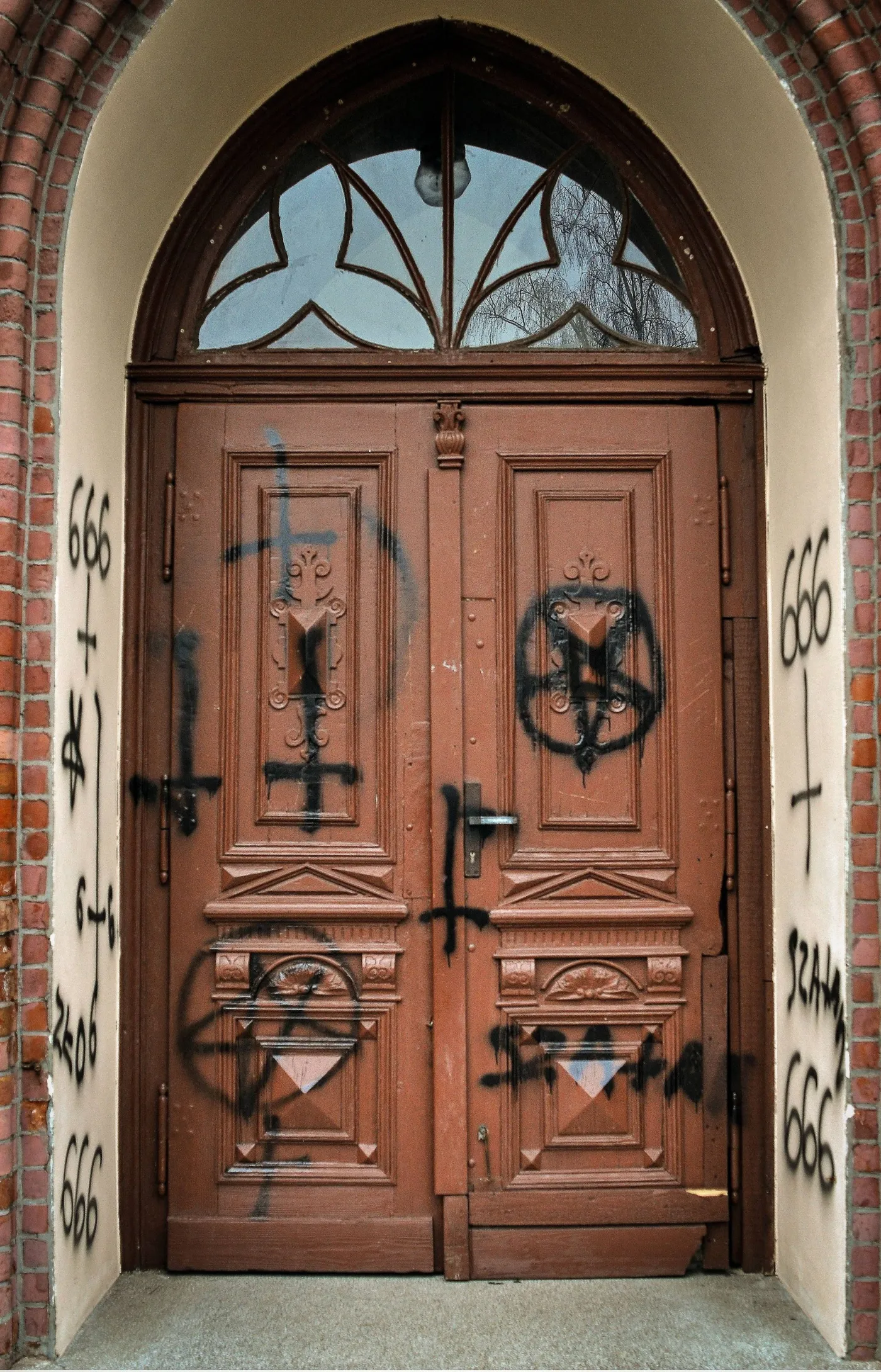 7473036-czestochowa-satanisci-sprofanowali.jpg
