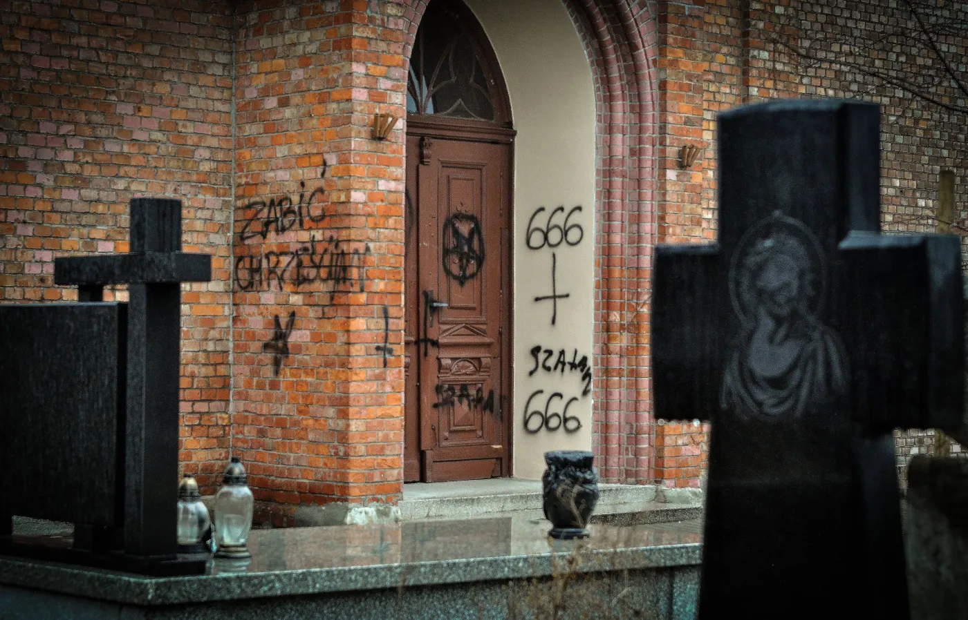 7473210-czestochowa-satanisci-sprofanowali.jpg