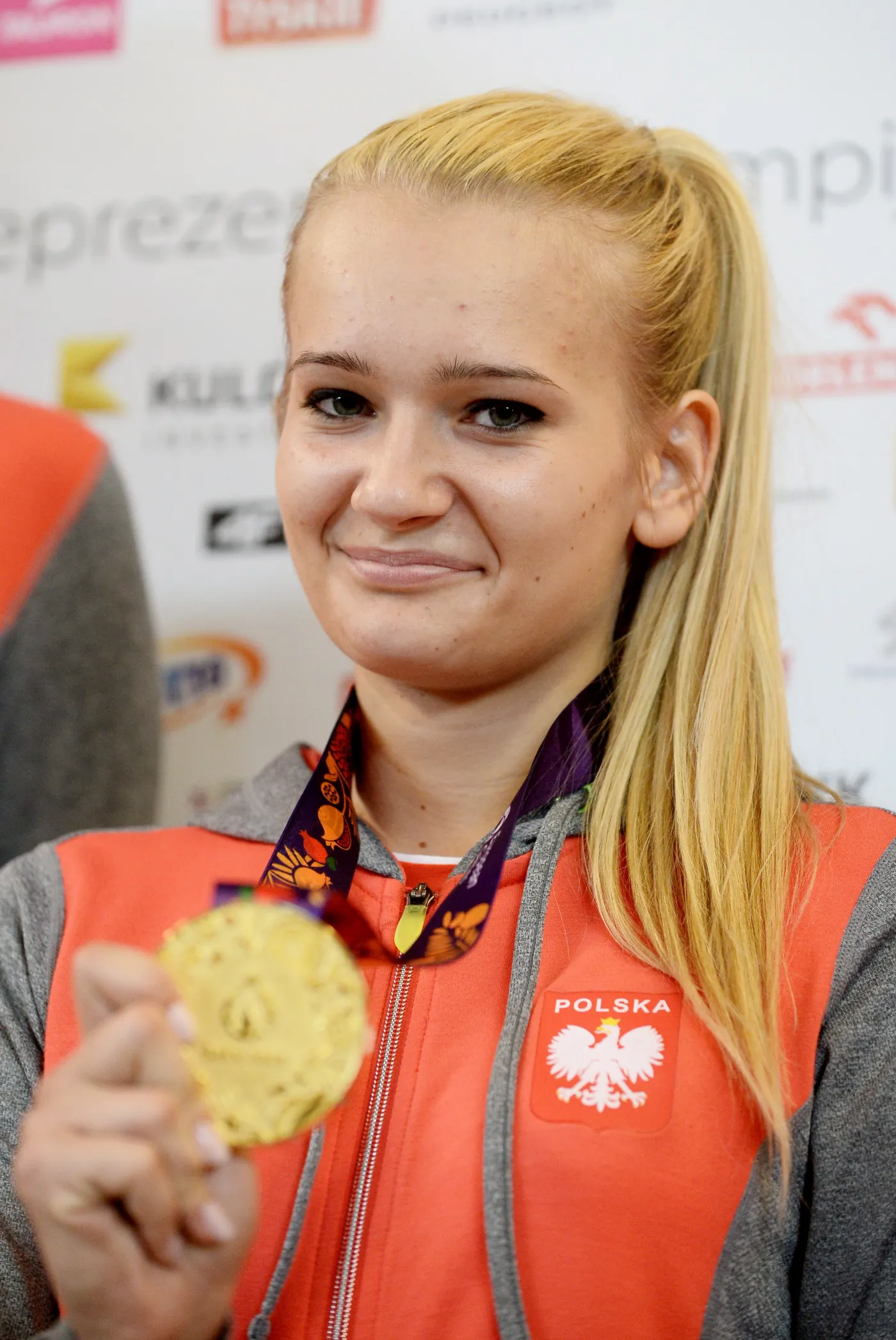 7931365-szablistka-zwyciezczyni-rywalizacji.jpg