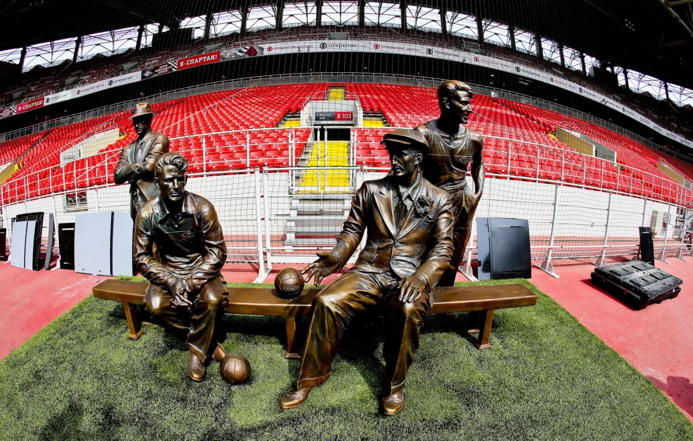 7978765-pomnik-braci-starostin-na-stadionie.jpg