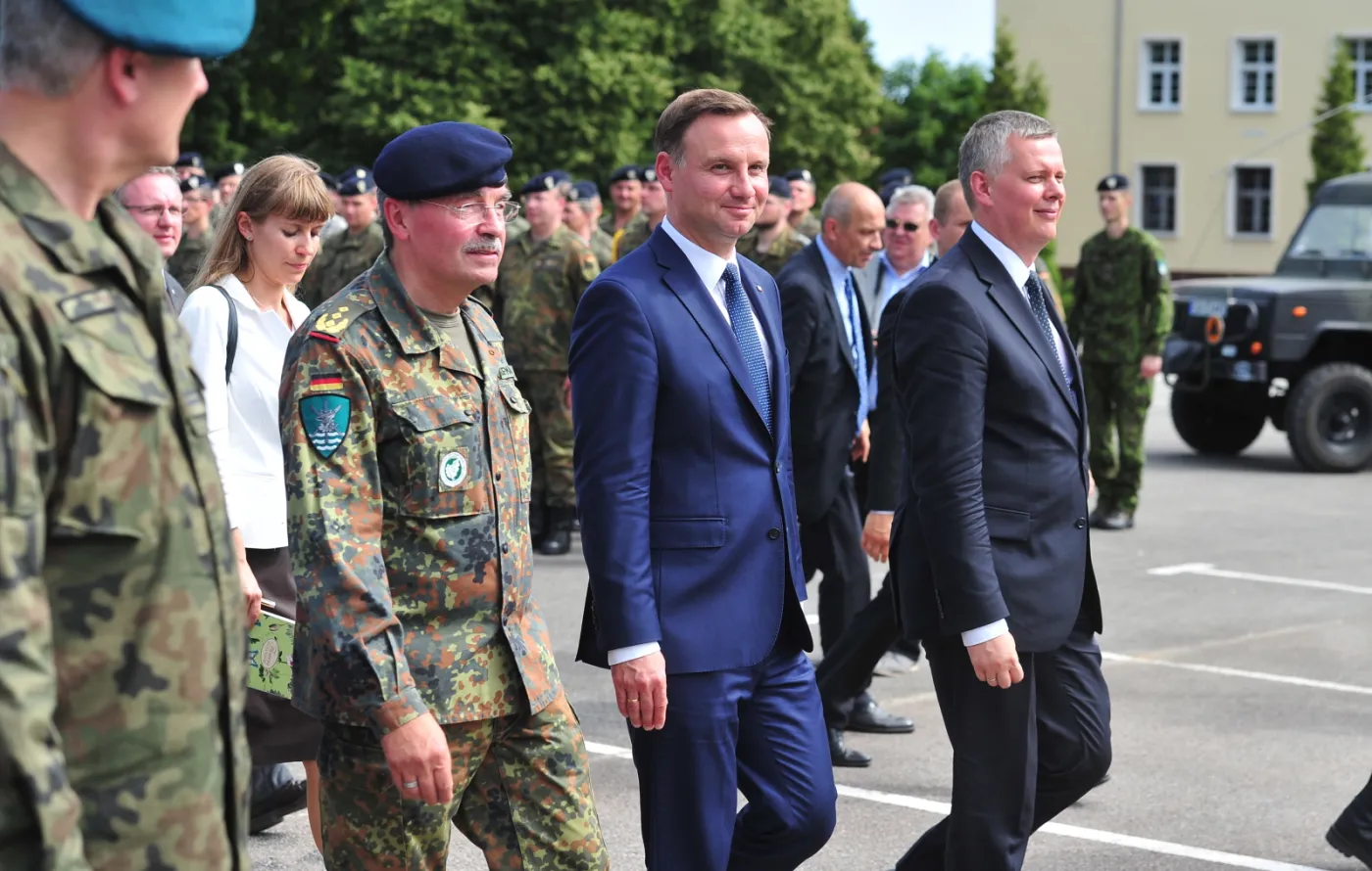 Prezydent Andrzej Duda, wicepremier i minister obrony narodowej Tomasz Siemoniak oraz nowy dowódca Wielonarodowego Korpusu Północno-Wschodniego Manfred Hofmann podczas ceremonii zmiany dowódcy jednostki Korpusu w Szczecinie. Gen. Hofmann zastąpił na tym stanowisku polskiego generała broni WP Bogusława Samola