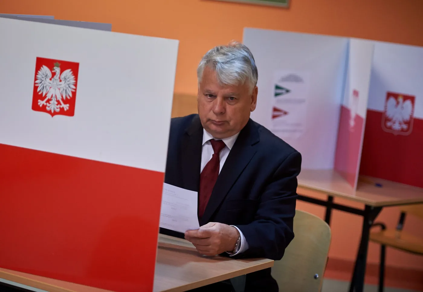 Marszałek Senatu Bohdan Borusewicz głosuje w referendum