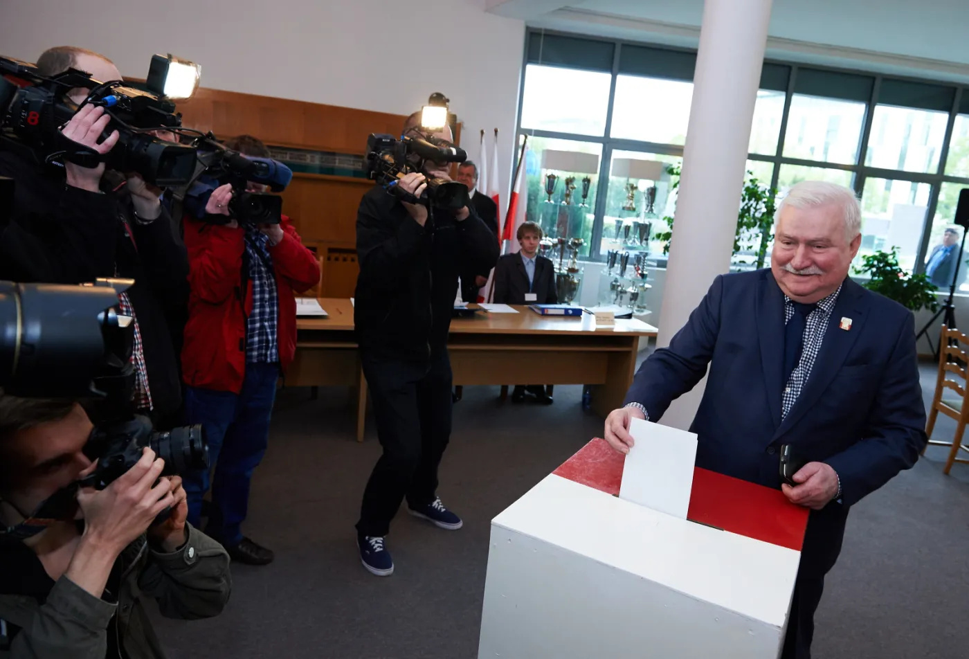 7751339-byly-prezydent-lech-walesa-glosuje.jpg