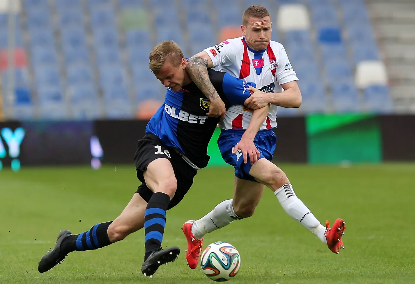 Zawodnik Podbeskidzia Bielsko-Biała Damian Chmiel (P) walczy o piłkę z Kamilem Drygasem (L) z Zawiszy Bydgoszcz 