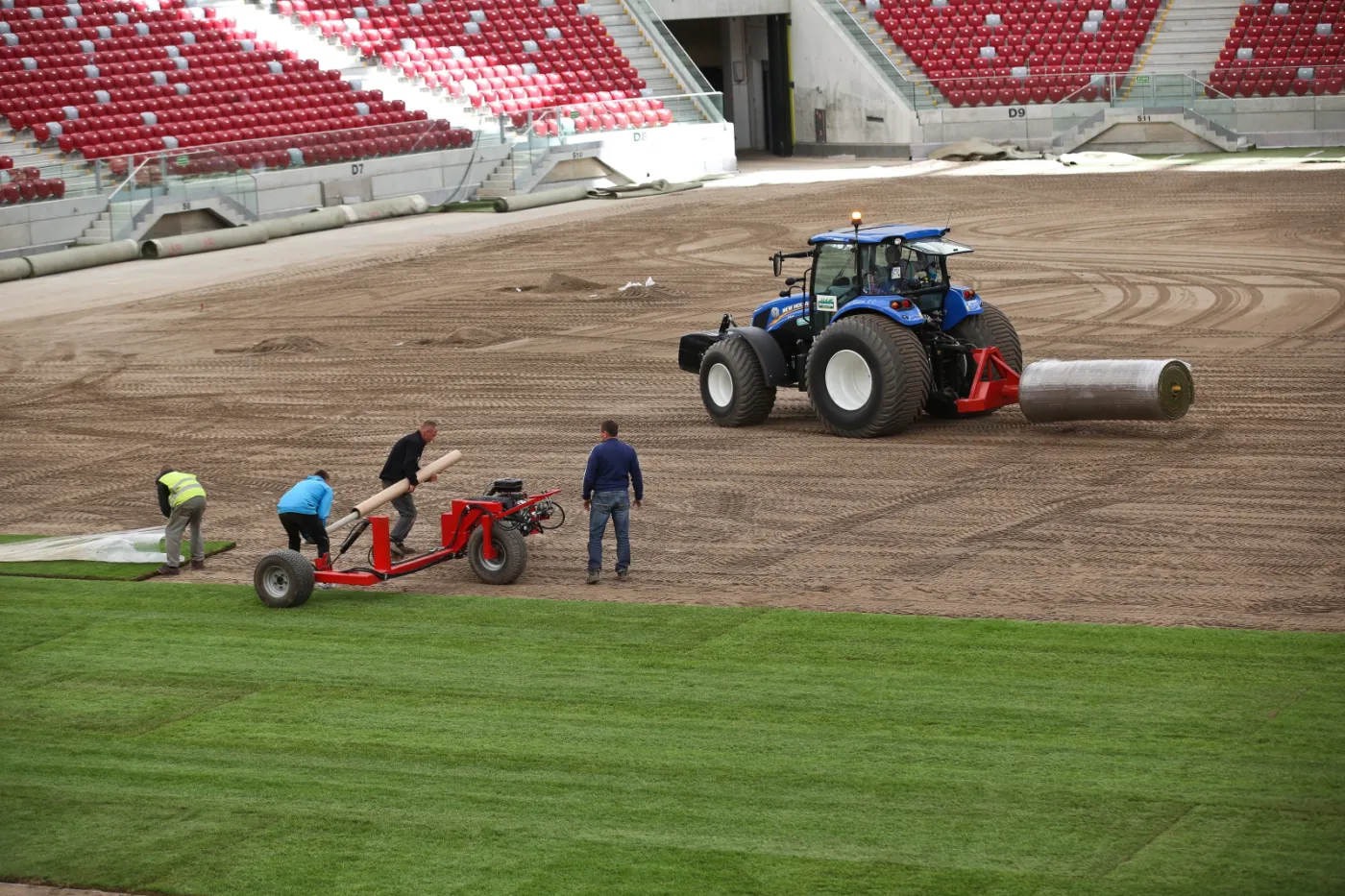 Układają trawę na Stadionie Narodowym. Czy znów grozi nam kompromitacja na oczach świata?