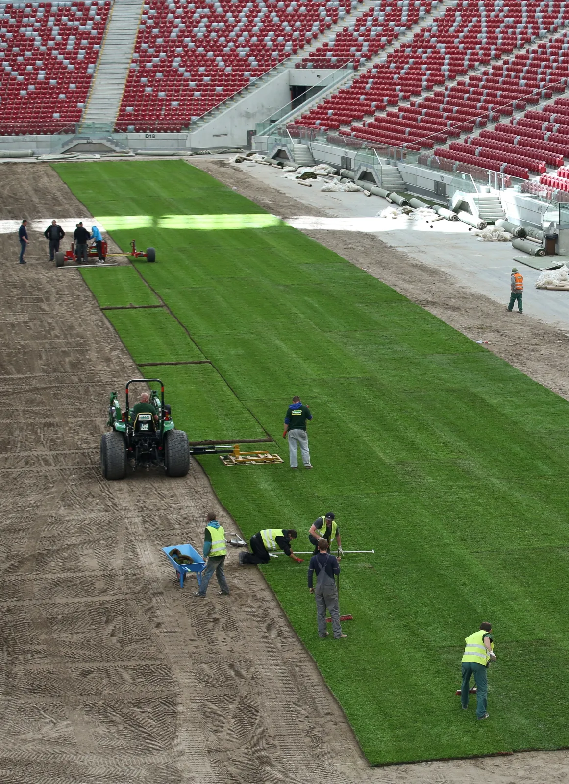 7774030-ukladanie-nowej-murawy-na-stadionie.jpg