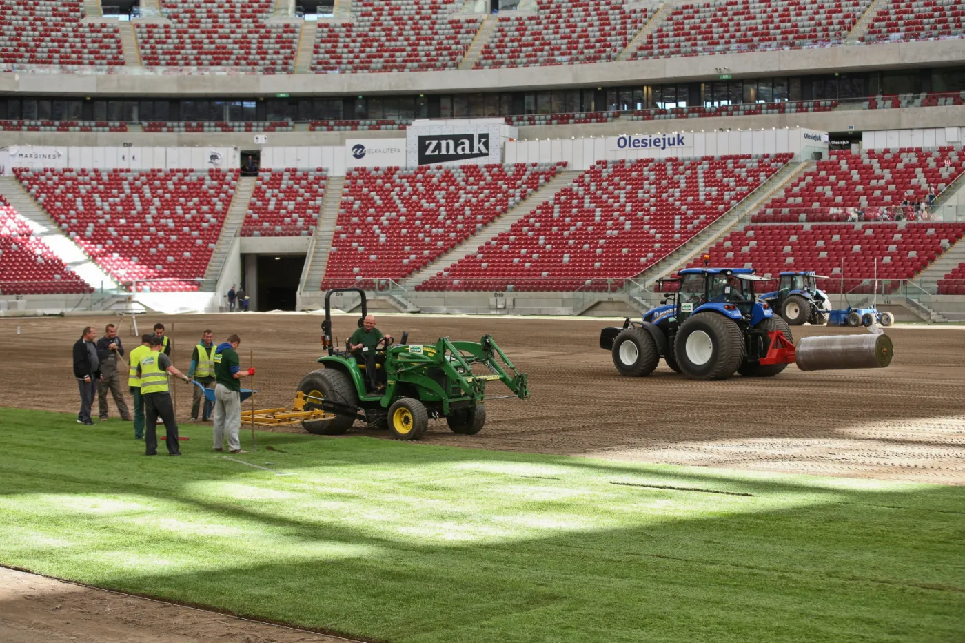 7774060-ukladanie-nowej-murawy-na-stadionie.jpg
