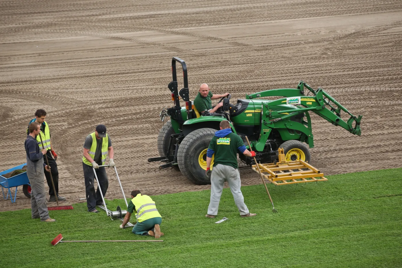 7774090-ukladanie-nowej-murawy-na-stadionie.jpg