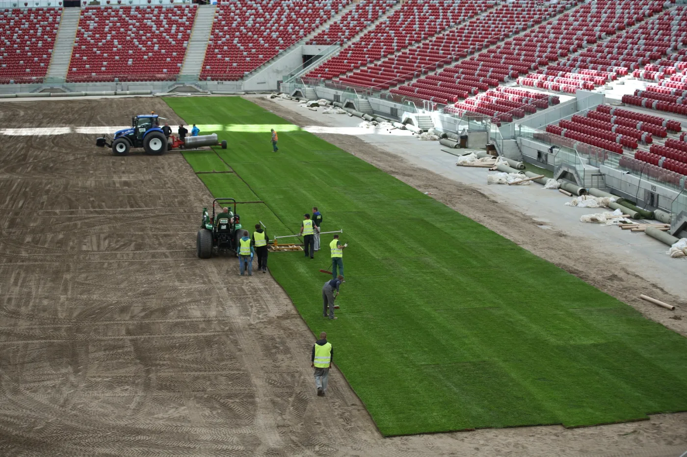 7774120-ukladanie-nowej-murawy-na-stadionie.jpg