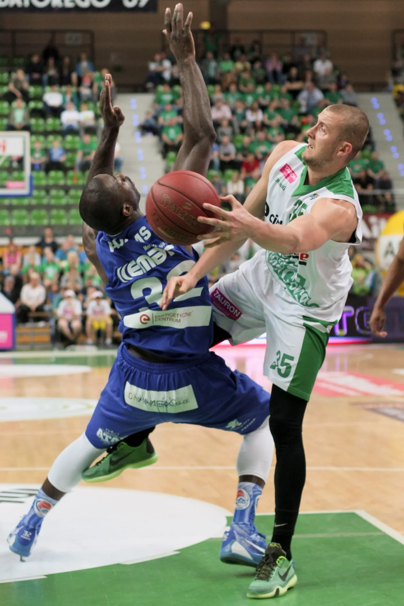 Przemysław Zamojski (P) z miejscowego Stelmetu oraz Kim Adams (L) z Rosy Radom podczas pierwszego półfinałowego meczu play off obu druży w ekstraklasie koszykarzy w Zielonej Górze