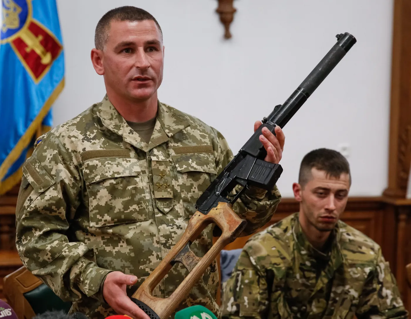 Ukraińcy pokazują broń schwytanych Rosjan
